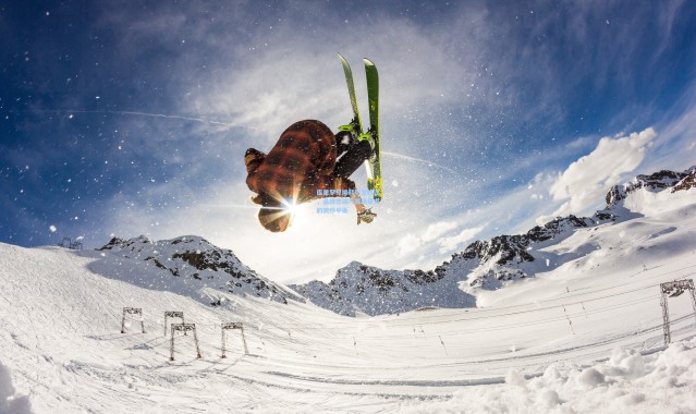 彩客网官网投注：库里罕见换鞋引发热议，品牌忠诚与赛场需求的微妙平衡